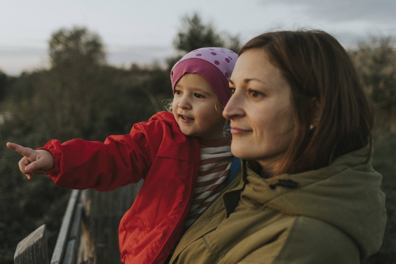 Frauen vom Sternzeichen Krebs haben oft einen herzlichen Charakter, der für die Kindererziehung wichtig ist.