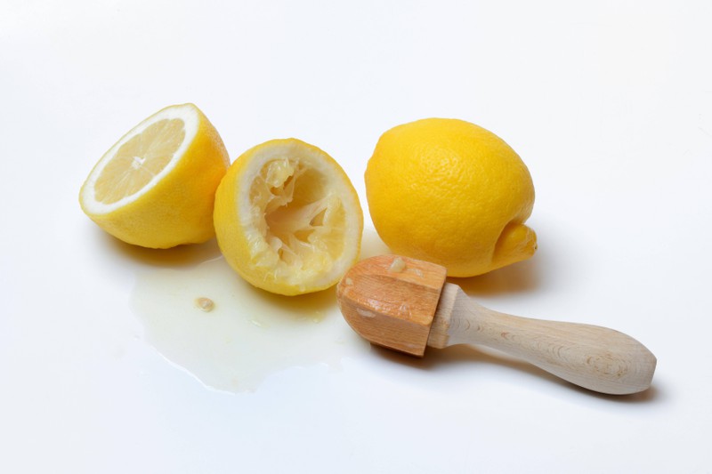 Zitronensaft ist eine sehr gute Möglichkeit, um mithilfe eines Wattepads die betroffenen Hautstellen zu behandeln