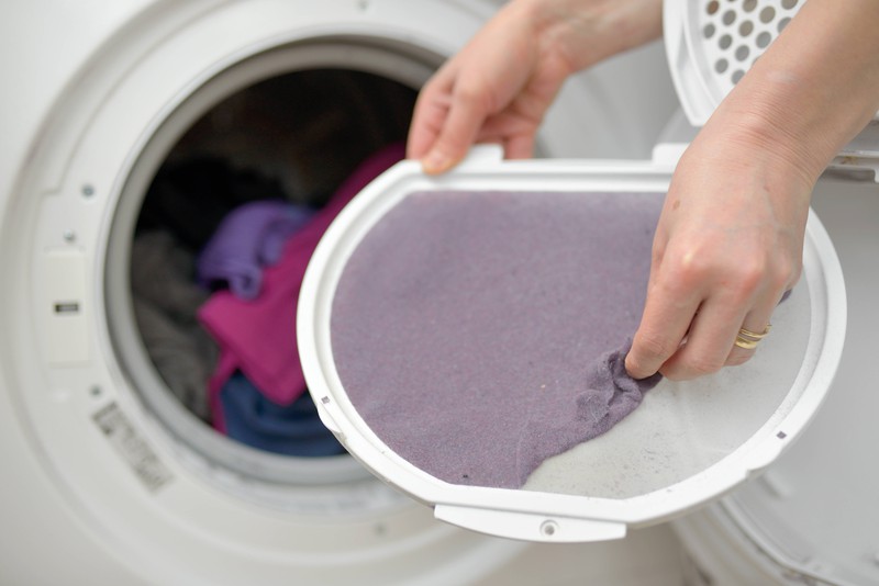 Das Flusensieb in der Waschmaschine muss sauber gemacht werden.