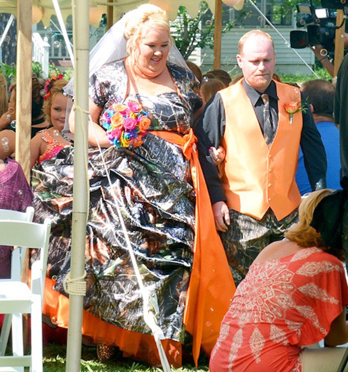 Das Kleid bei der eigenen Hochzeit anzuziehen ist sehr gewagt.