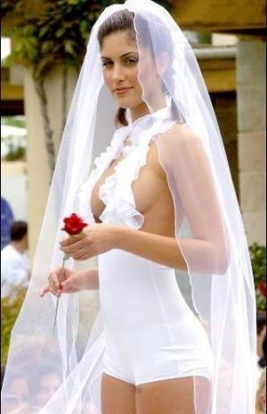 Das Sommerkleid ist sehr freizügig.