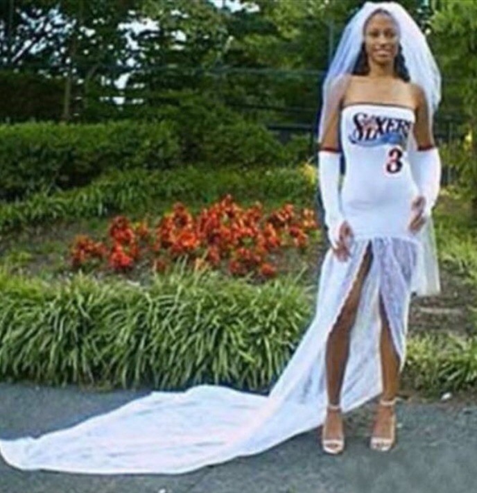 Die Braut zeigt mir ihrem Hochzeitskleid ihre Liebe zu einem bestimmten Verein.