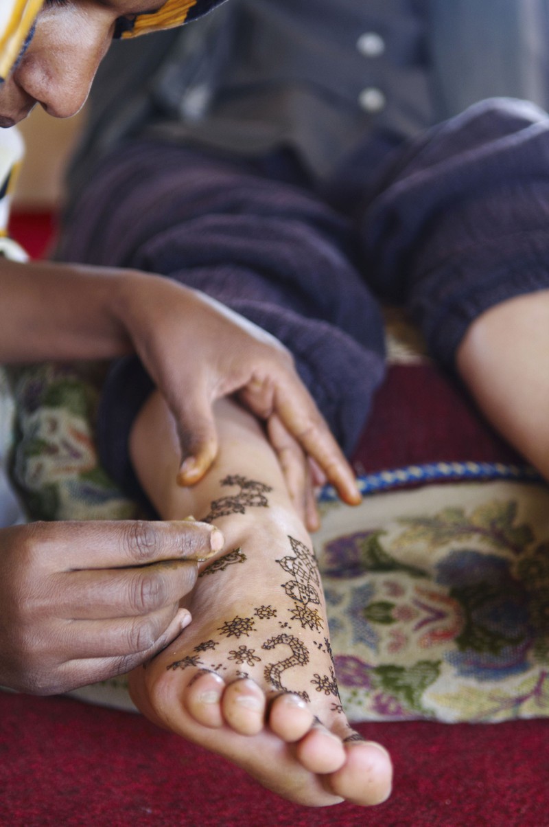 Die sogenannten Henna Tattoos verweilen vorübergehend auf der Haut