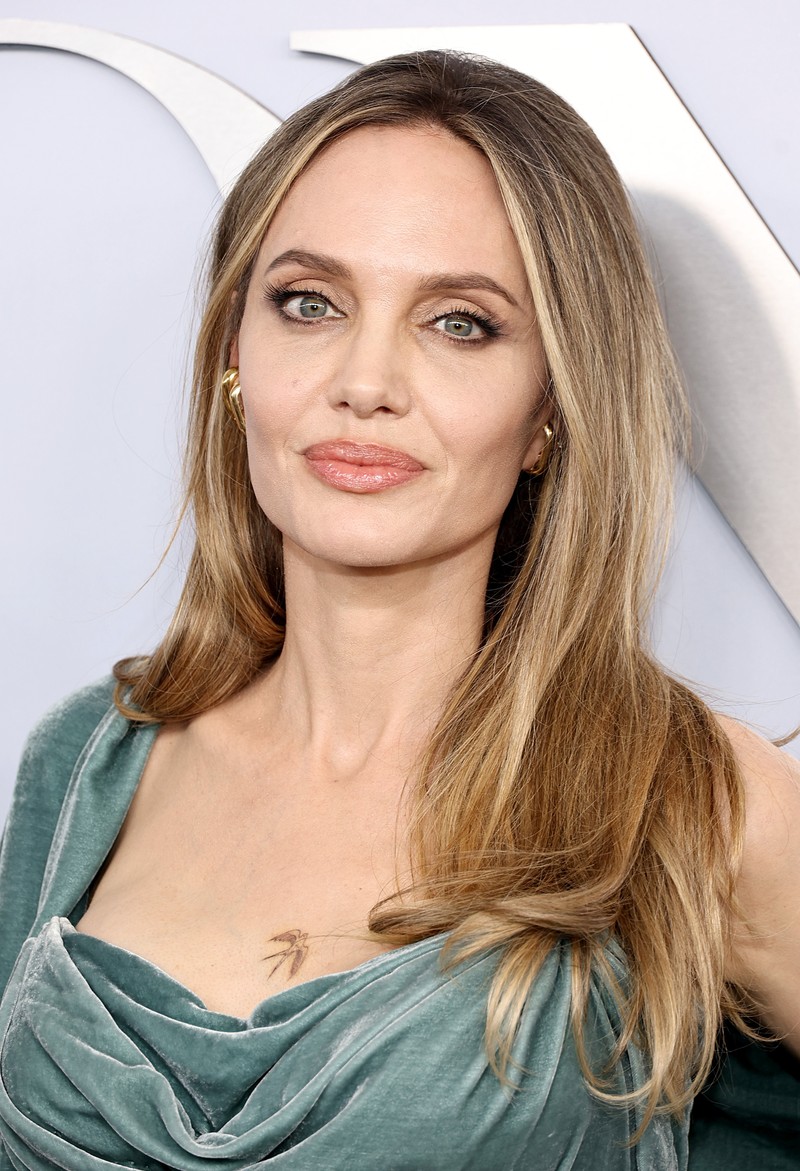 Angelina Jolie erschien bei den Tony Awards mit einer neuen Tätowierung. Einer Schwalbe