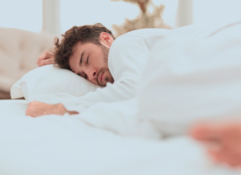 Als junger Erwachsener benötigst du 7-9 Stunden Schlaf pro Tag