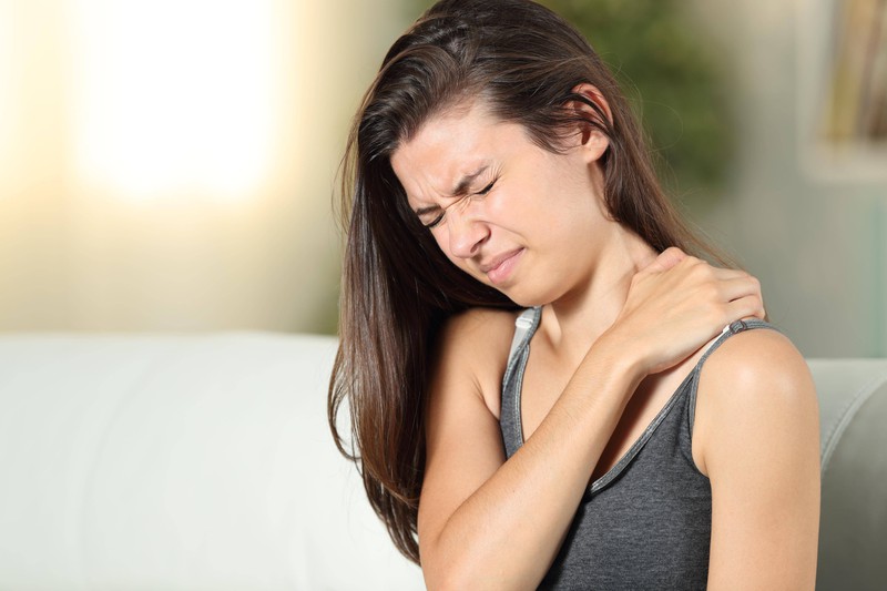 Nackenschmerzen treten oft bei Leistungsdruck auf.