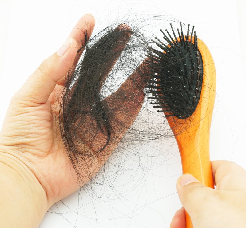 Auch Haarbürsten macht man viel zu selten sauber...