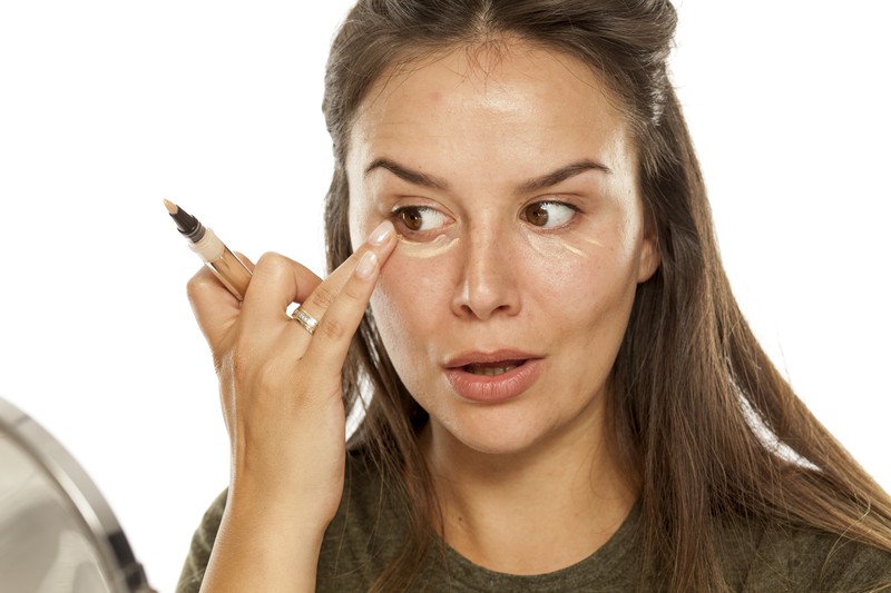 Viele Frauen nutzen Make-up um sich wohler zu fühlen – die Werbung schafft dieses Bedürfnis.