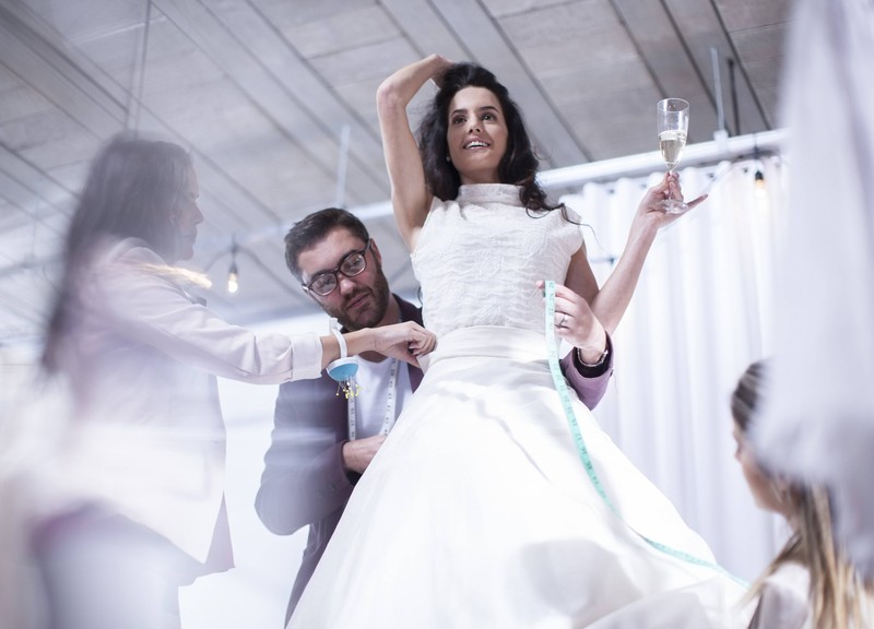 Braut bei der Anprobe ihres Hochzeitskleids