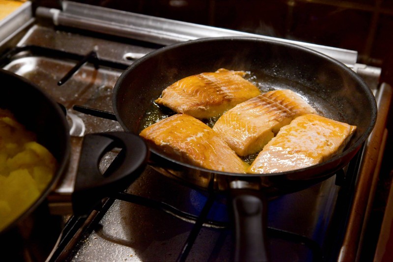 Wenn du Lachs magst, solltest du öfter zu dem Fisch greifen, denn die Omega 3-Fettsäuren sind hier unschlagbar