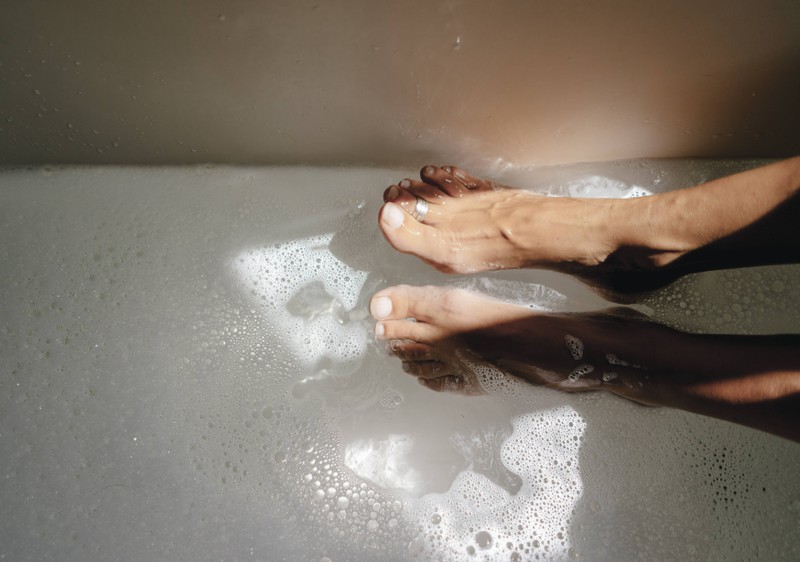 Füße in Badewanne