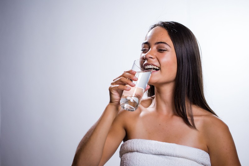 Ausreichend Wasser trinken ist auch für reine Haut essentiell