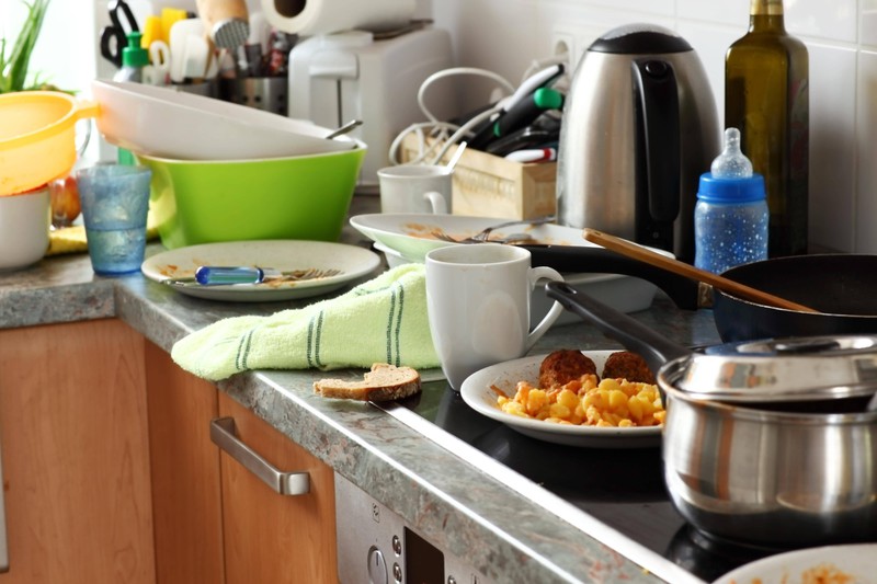 Man sollte regelmäßig die Küche putzen und aufräumen, damit es sauber ist