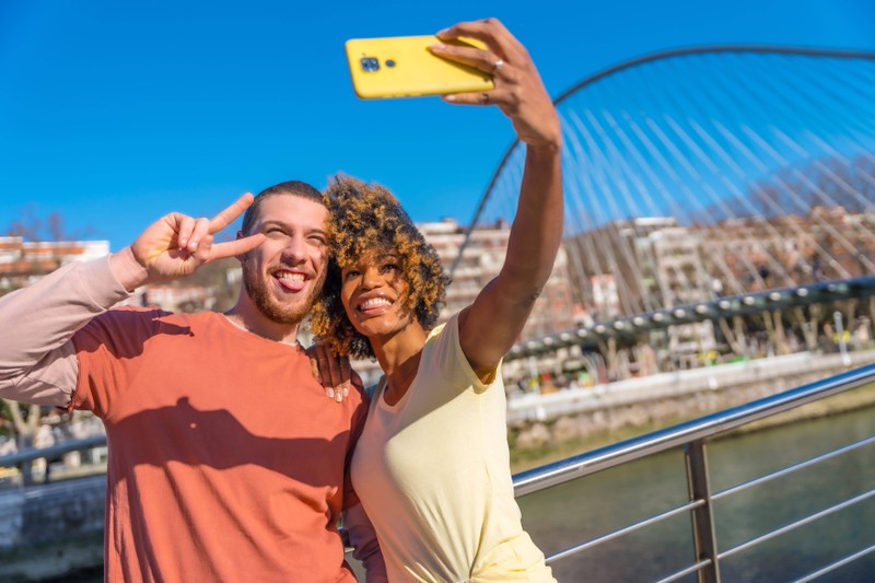 Ein Paar posiert für ein Selfie