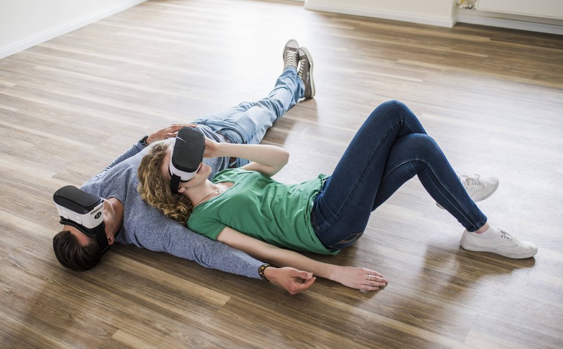 Pärchen, das sich durch eine VR-Brille die Zukunft miteinander ausmalt