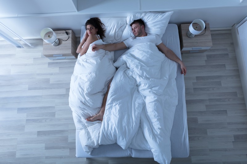 Viele Frauen können nachts nicht schlafen, wenn ihr Partner die Decke wegnimmt.