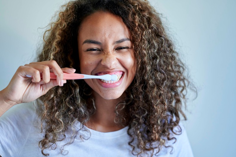 Wer nach dem Abendessen die Zähne putzt, greift wahrscheinlich nicht mehr zu Snacks.