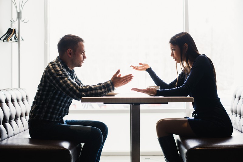 Ein Paar, das in einem Café ein Gespräch führt