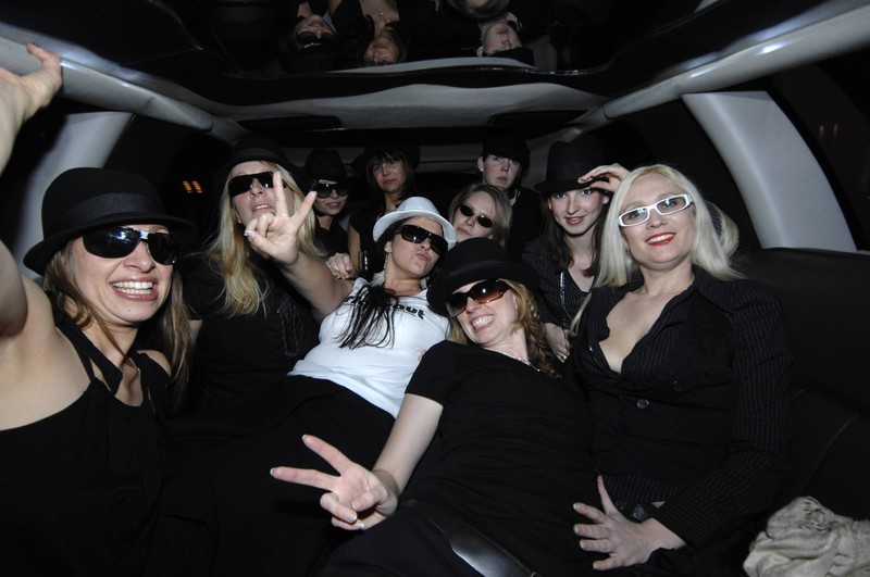 Wenn die Braut eh gerne feiert, plant doch entsprechend eine Party-Nacht.