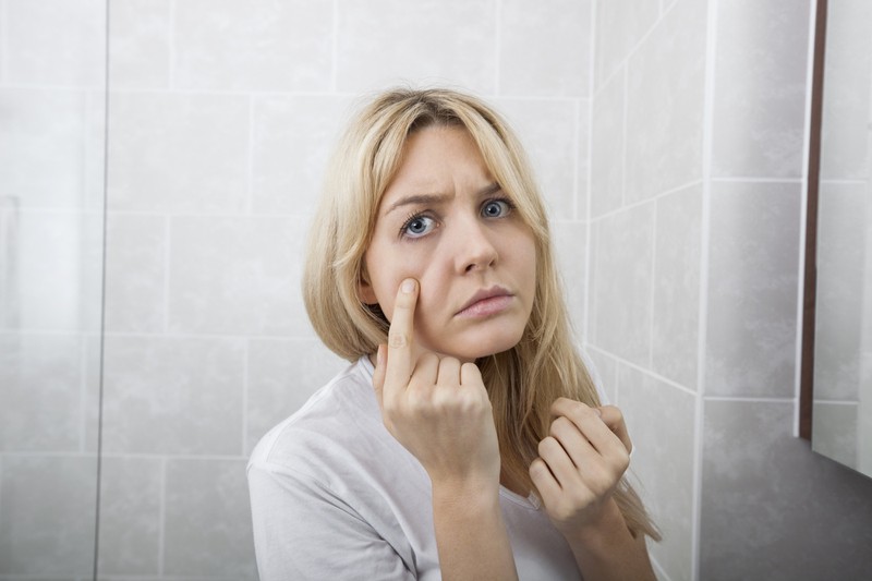 Zuckende Augenlider sind Krankheitssymptome, die man vom Gesicht ablesen kann