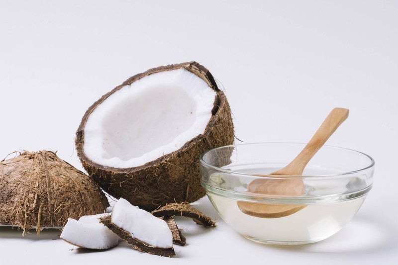 Kokosnussöl ist ein echter Geheimtipp für Haut ohne Rasierpickel.