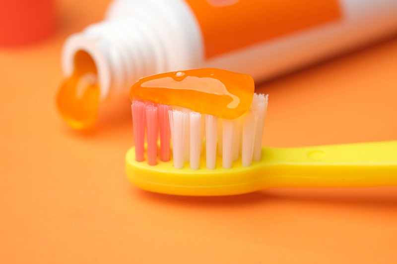 Viele kennen den Trick nicht, aber Zahnpasta kann als Wunderwaffe gegen unreine Haut eingesetzt werden