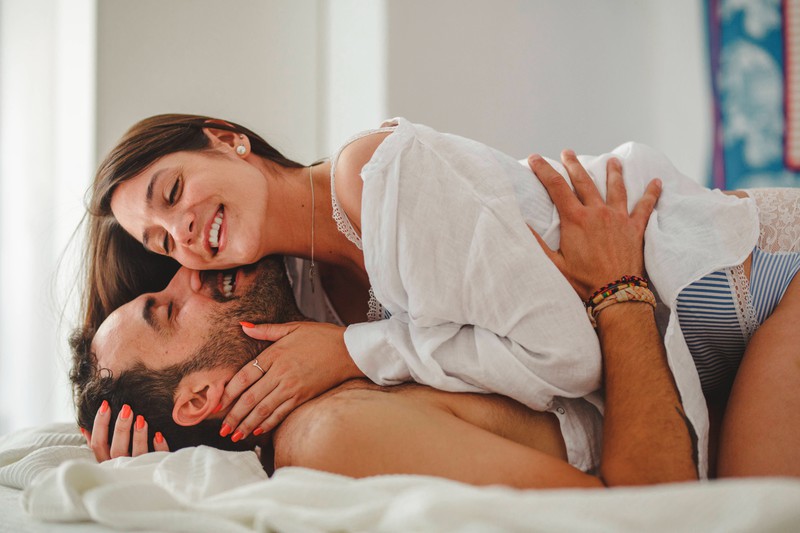 Männer denken häufiger darüber nach, wie sie ihrer Freundin möglichst eine Freude machen können.