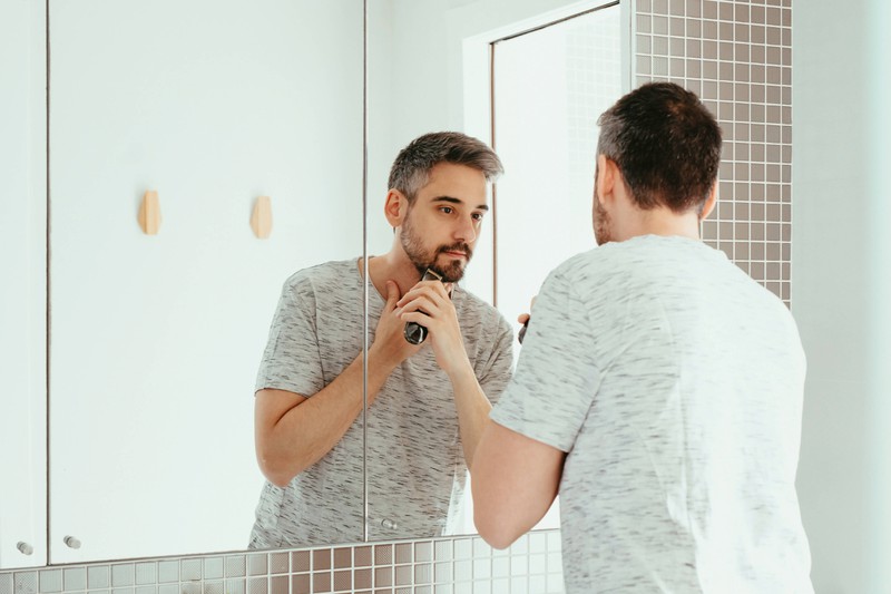 Männer lassen sich immer wieder vom Volksglauben beirren, dass der Bart nach der Rasur voller wachsen würde.