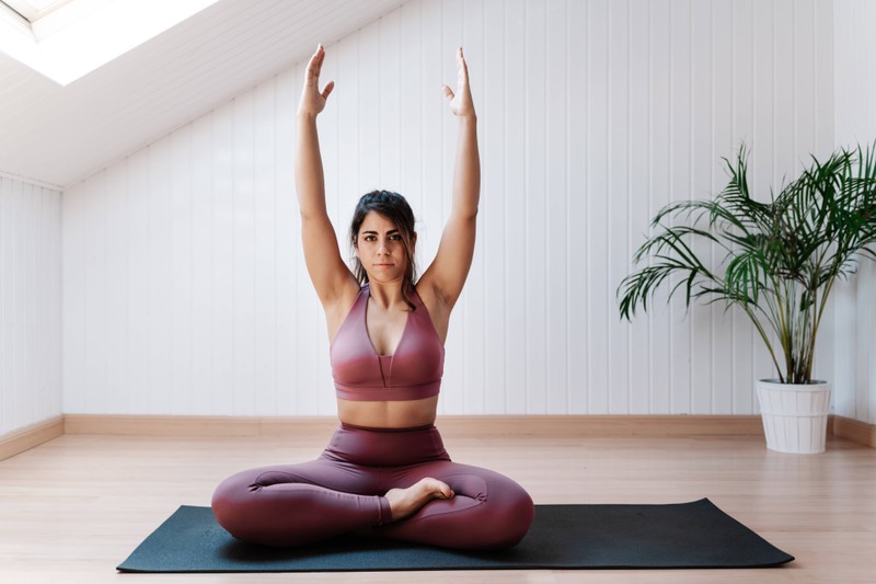 Eine morgendliche Yogaroutine führt nicht nur zu mehr Gelassenheit, sondern auch zu einem besseren Körpergefühl.
