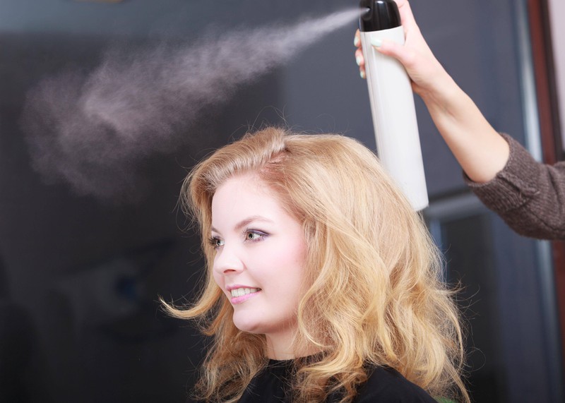 Auch beim Haarspray solltest du einen Abstand einhalten, damit die Haare nicht verkleben.