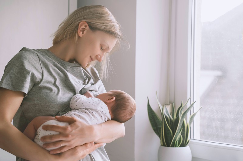 Stillen ist positiv für dein Baby, denn dadurch bekommt es gute Bakterien.