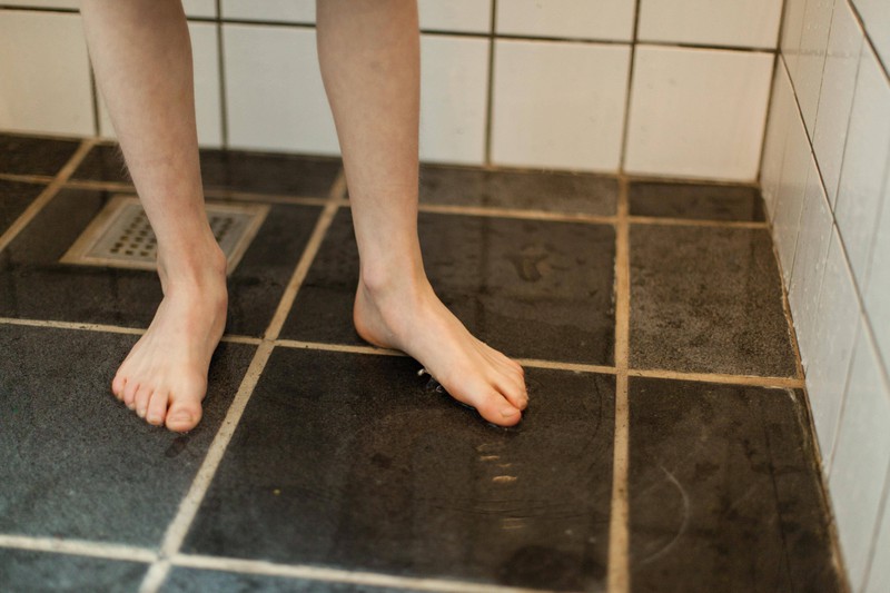Viele Frauen beobachten die Blutspuren in der Badewanne oder Dusche.