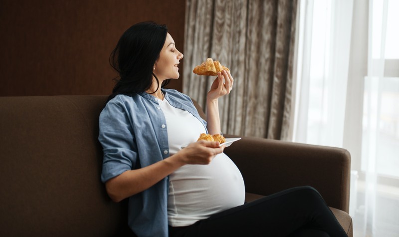 Heißhunger kennen bestimmt die meisten als typisches Schwangerschaftsanzeichen.