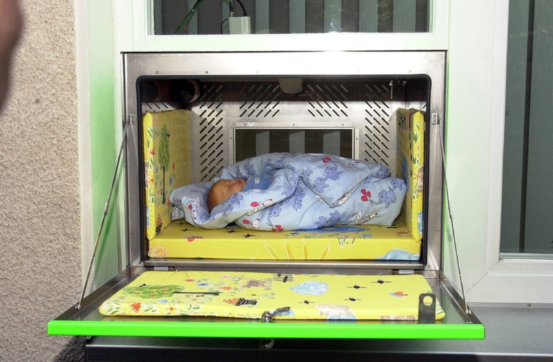 Manche Babys werden in Babyklappen gelegt.