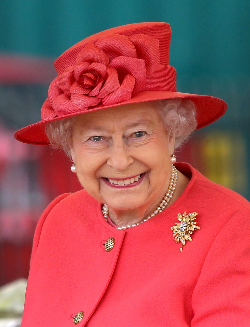 Elizabeth II. macht mit ihrer bunten Kleiderwahl gute Laune.