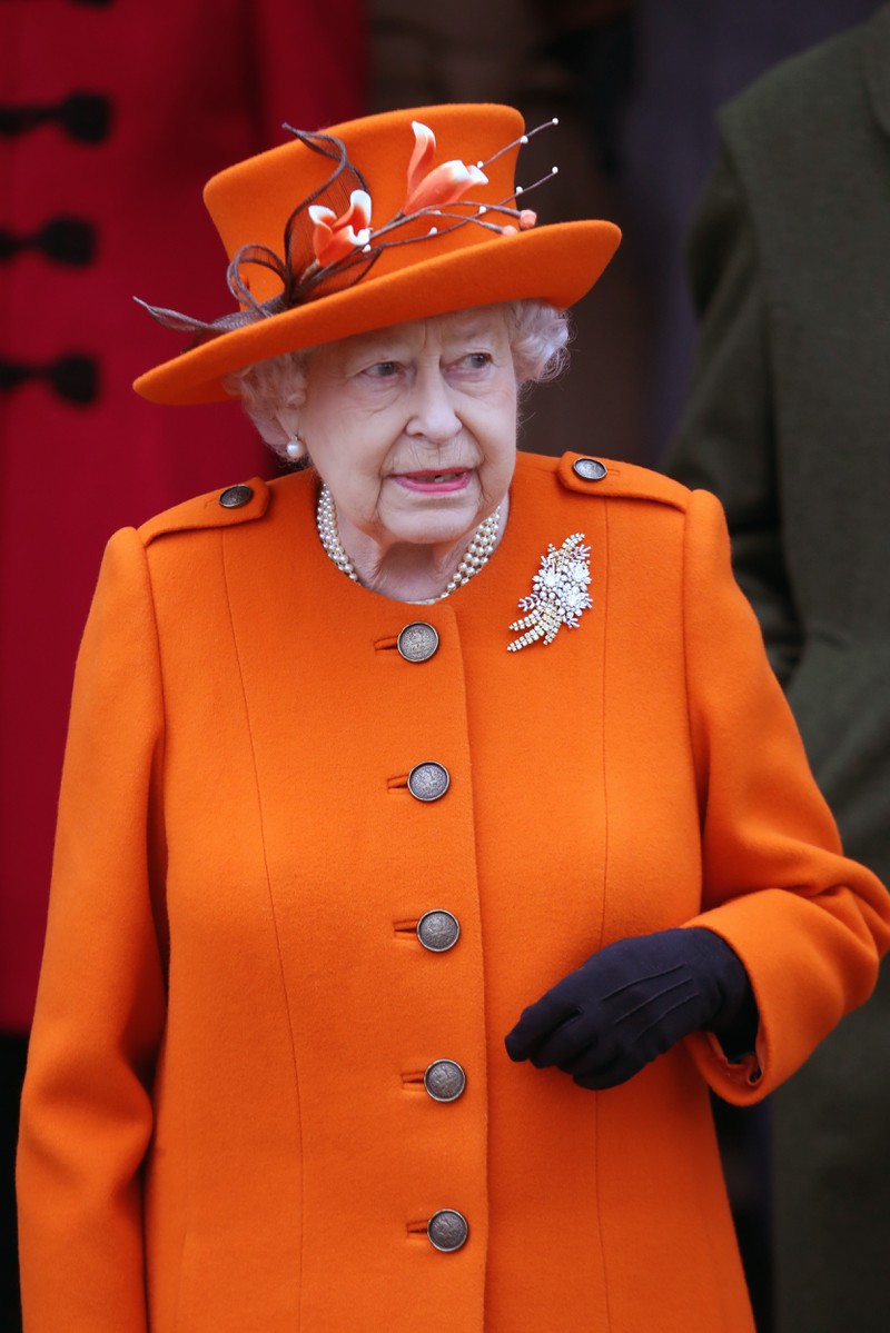 Königin Elizabeth II. trägt oft knallbunte Kostüme, damit die Menschen sie auch auf Entfernung erkennen können.