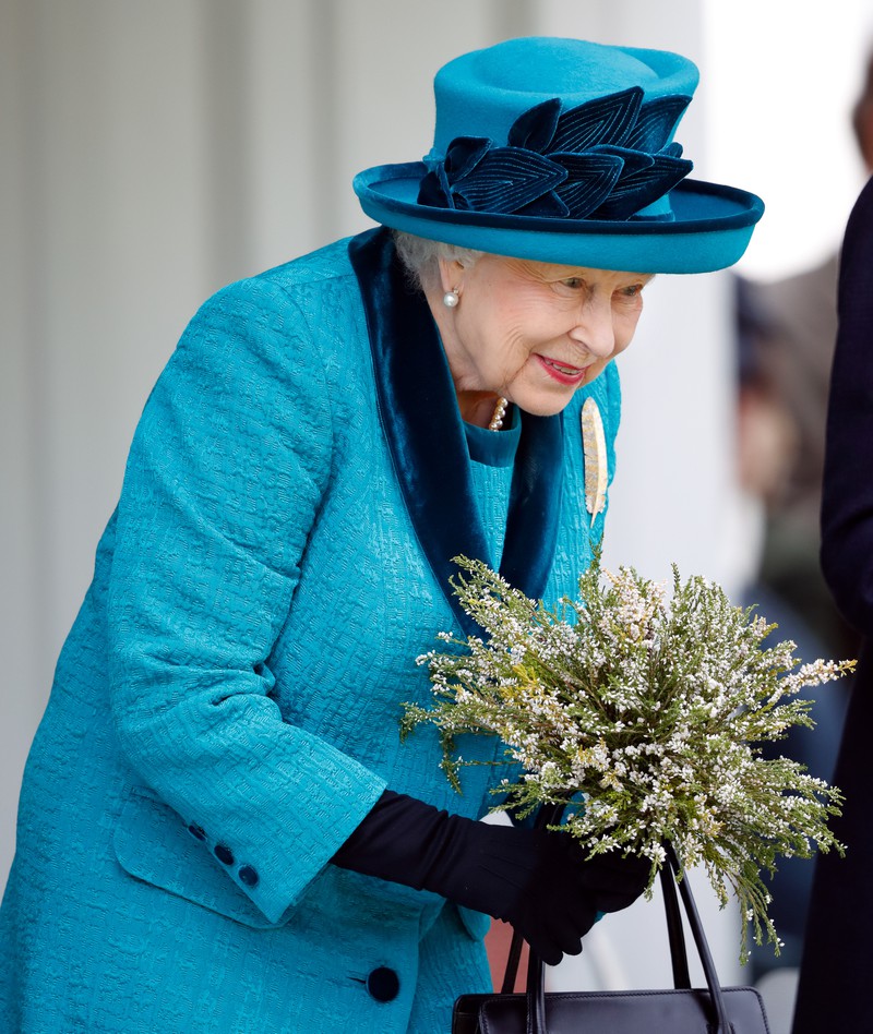 Queen Elizabeth trägt häufig auffällige Kostüme.