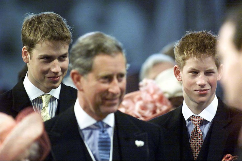 2000: Prinz Harry mit William und Charles in der Kirche