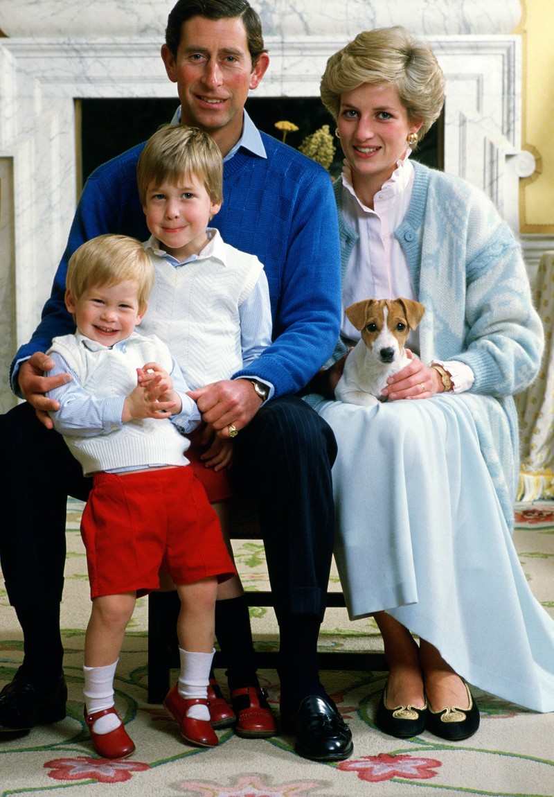 Familienfoto von Prinz Charles und Prinzessin Diana zusammen mit Harry und William als Kinder.