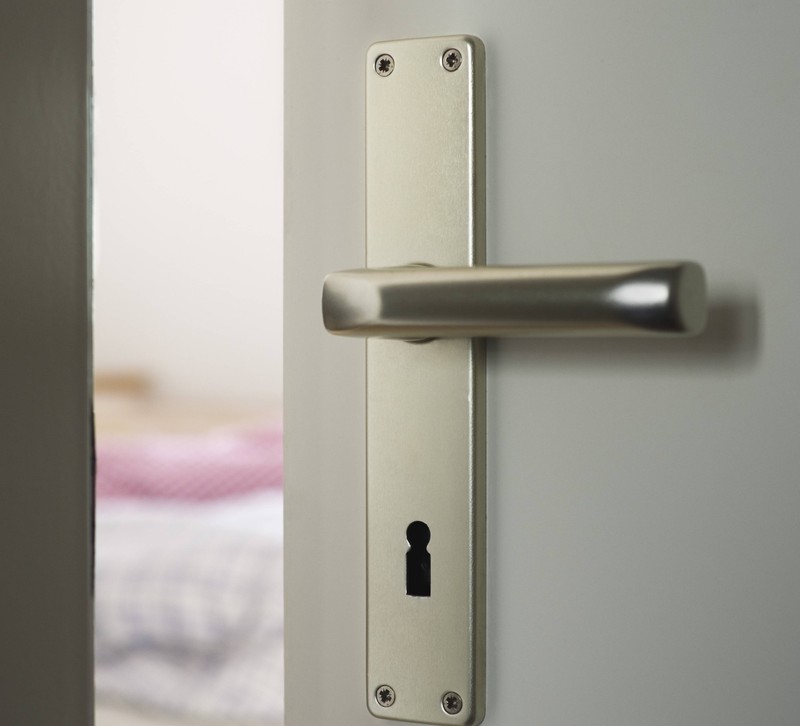 Obwohl oftmals mit Fenster offen geschlafen wird, raten viele davon ab