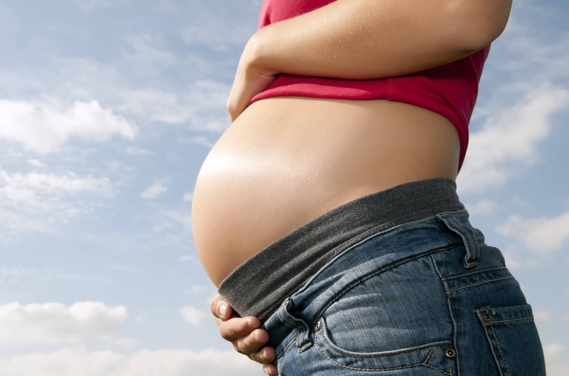 Als sei eine Entbindung nicht schon anstrengend genug für den weiblichen Körper, wird bei manchen Frauen noch der „Husband Stitch“ durchgeführt.