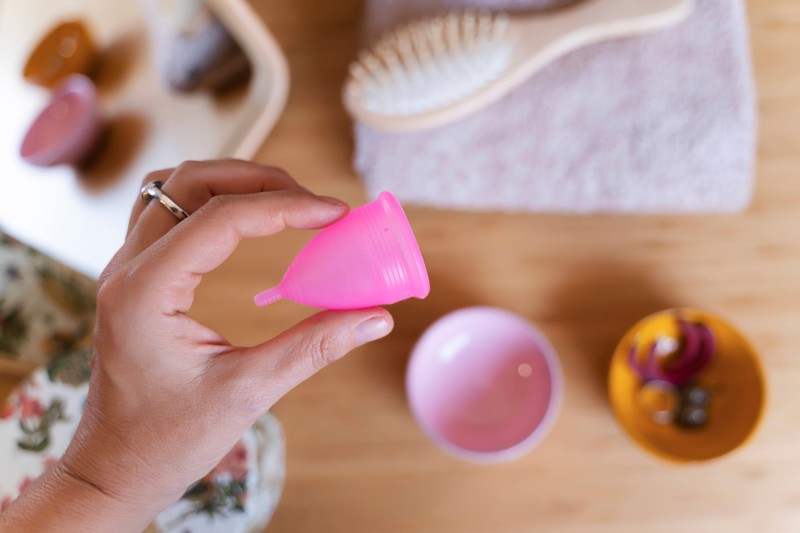 Es gibt verschiedene Techniken, um die Menstruationstasse richtig einzuführen.