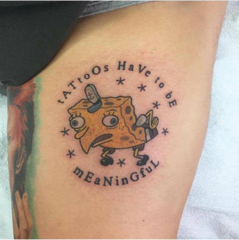 Das Spongebob Meme als Tattoo gehört zu den unbeliebten Tattoos bei Tätowierern