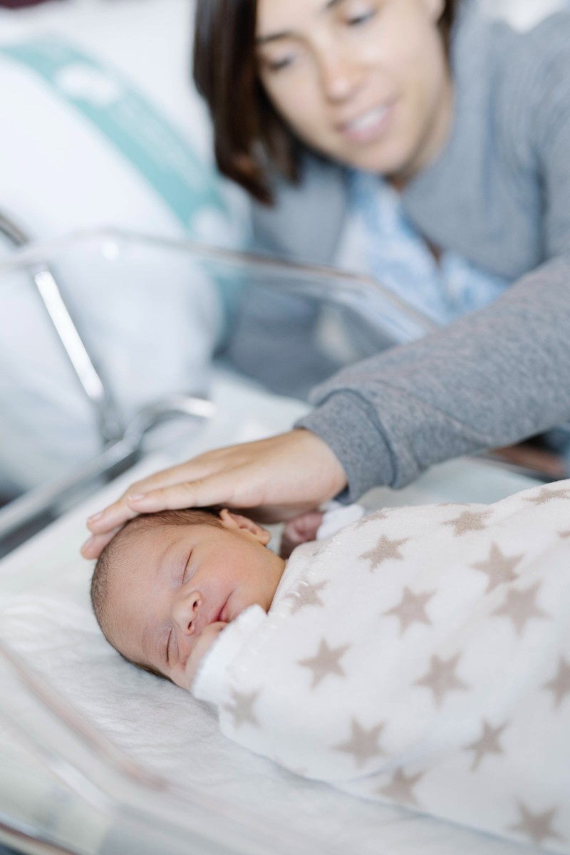 Baby kichert ständig und Eltern wundern sich - dann stellt der Arzt die schlimme Diagnose