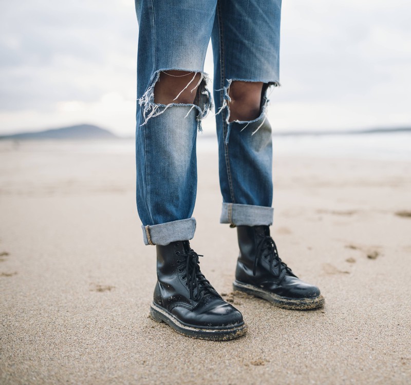 Eine hochgekrempelte Jeans kann die beine sehr kurz und breit wirken lassen.