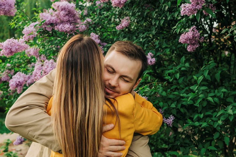 In einer gesunden Beziehung können die Partner*innen zusammen über Probleme sprechen