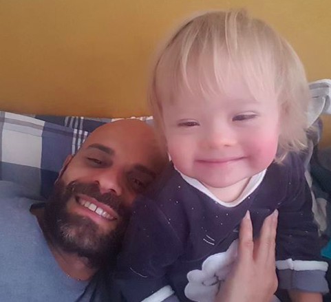 Von 20 Familien abgelehnt: Single-Mann adoptiert Mädchen mit Down-Syndrom