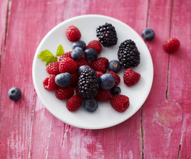 Frisches Obst wie Beeren können als Ersatz zu Süßigkeiten dienen.
