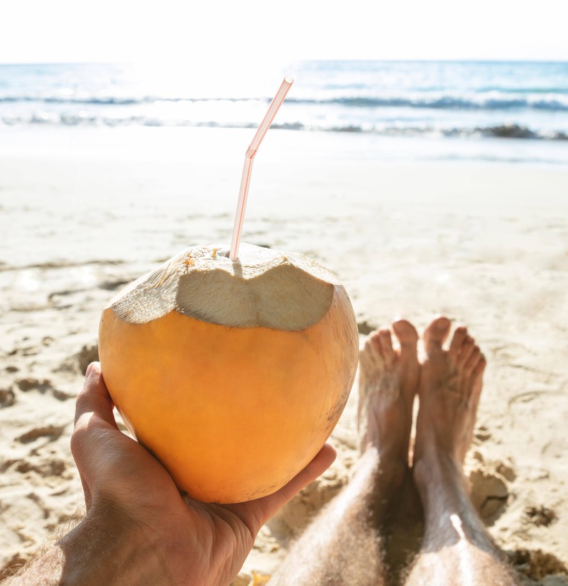 Kokosnusswasser mit Zitrone eignet sich vor allem bei warmen Temperaturen, wenn man hungrig ist.