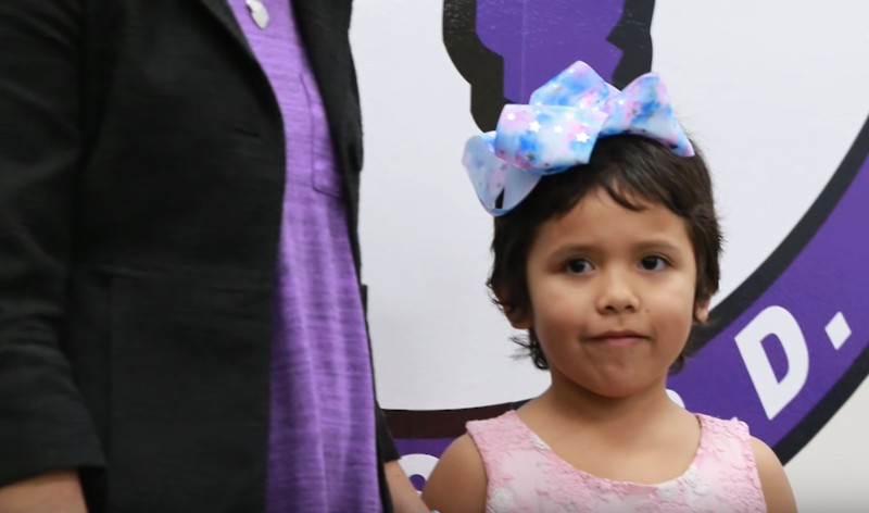 Kleines Mädchen wurde wegen ihrer Frisur gemobbt, doch dann hat ihre Kindergärtnerin eine Idee